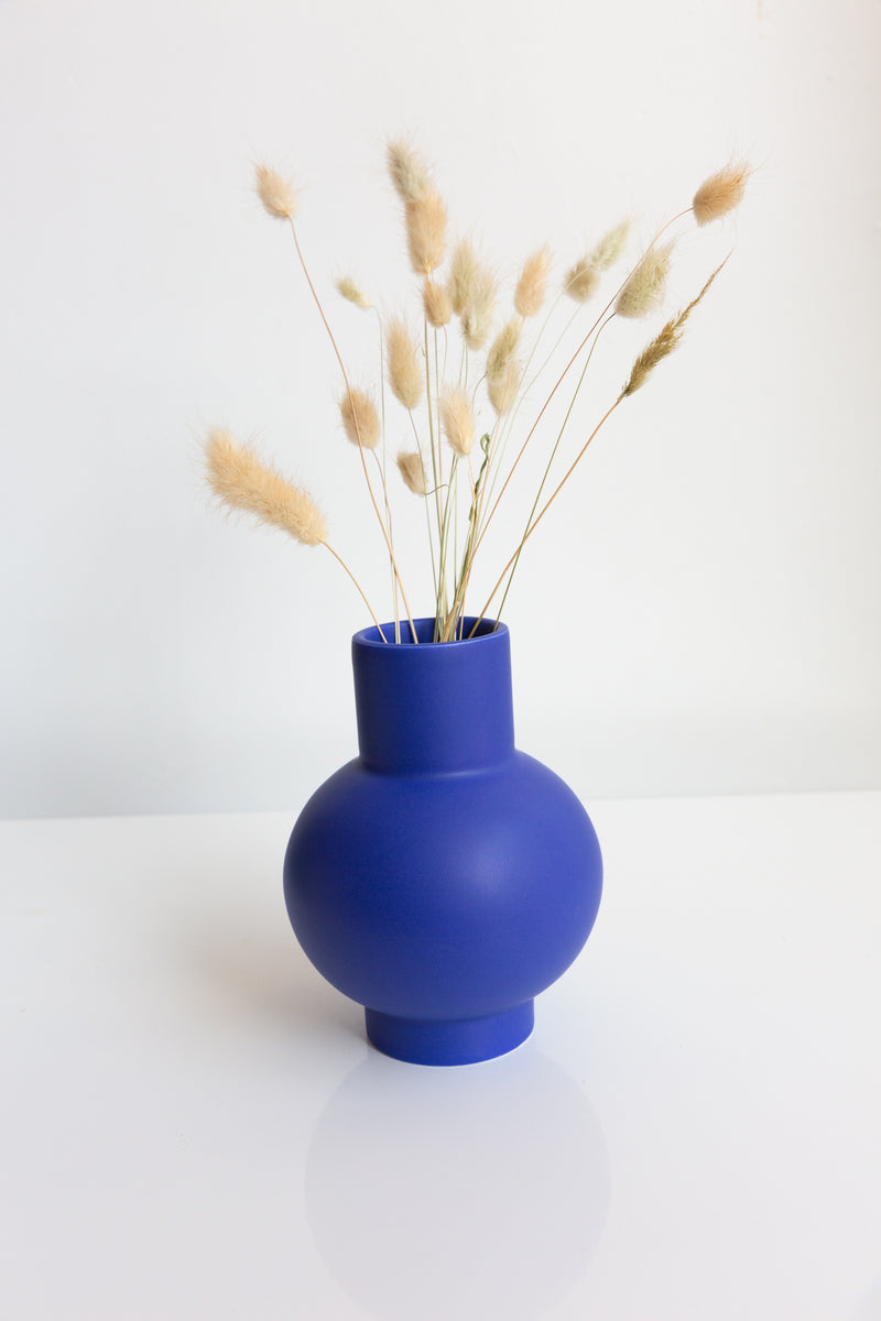 Raawii Horizon Blue Vase with flowers