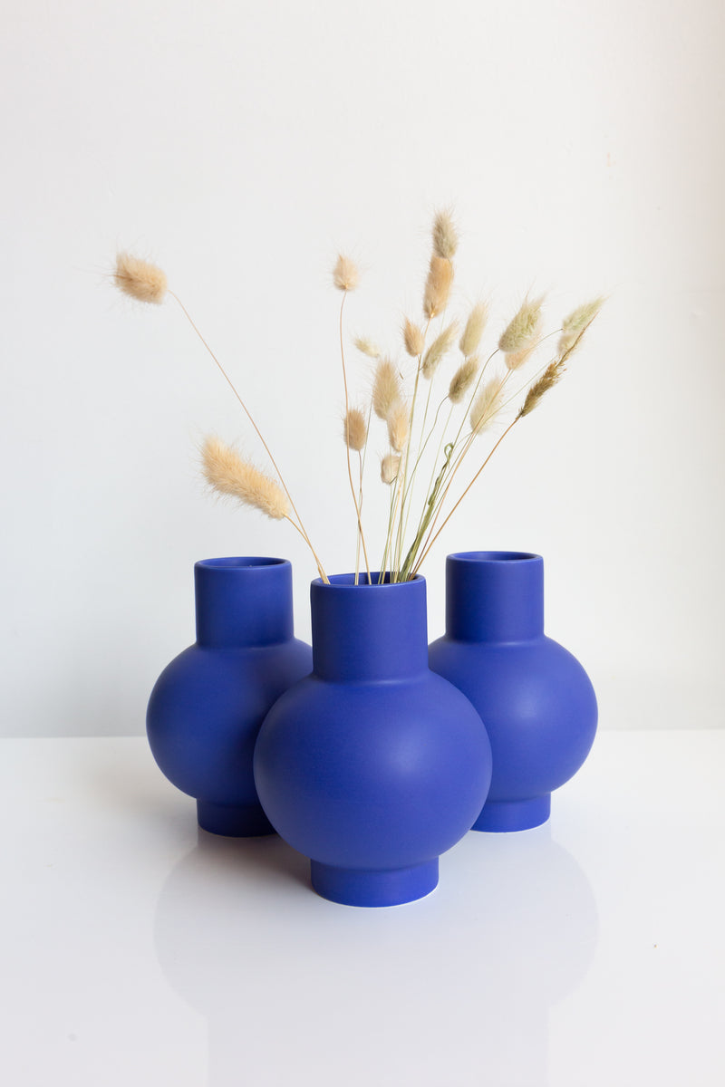 Raawii Horizon Blue Vases with flowers